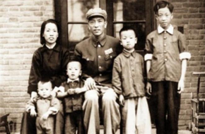 BOB半岛许世友找1人打4虎的耿飚比武耿飚笑笑却没同意：你不是我的对手(图5)