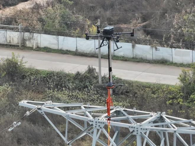 BOB半岛输电运检中心：无人机防坠装置 高空安全新保障(图2)