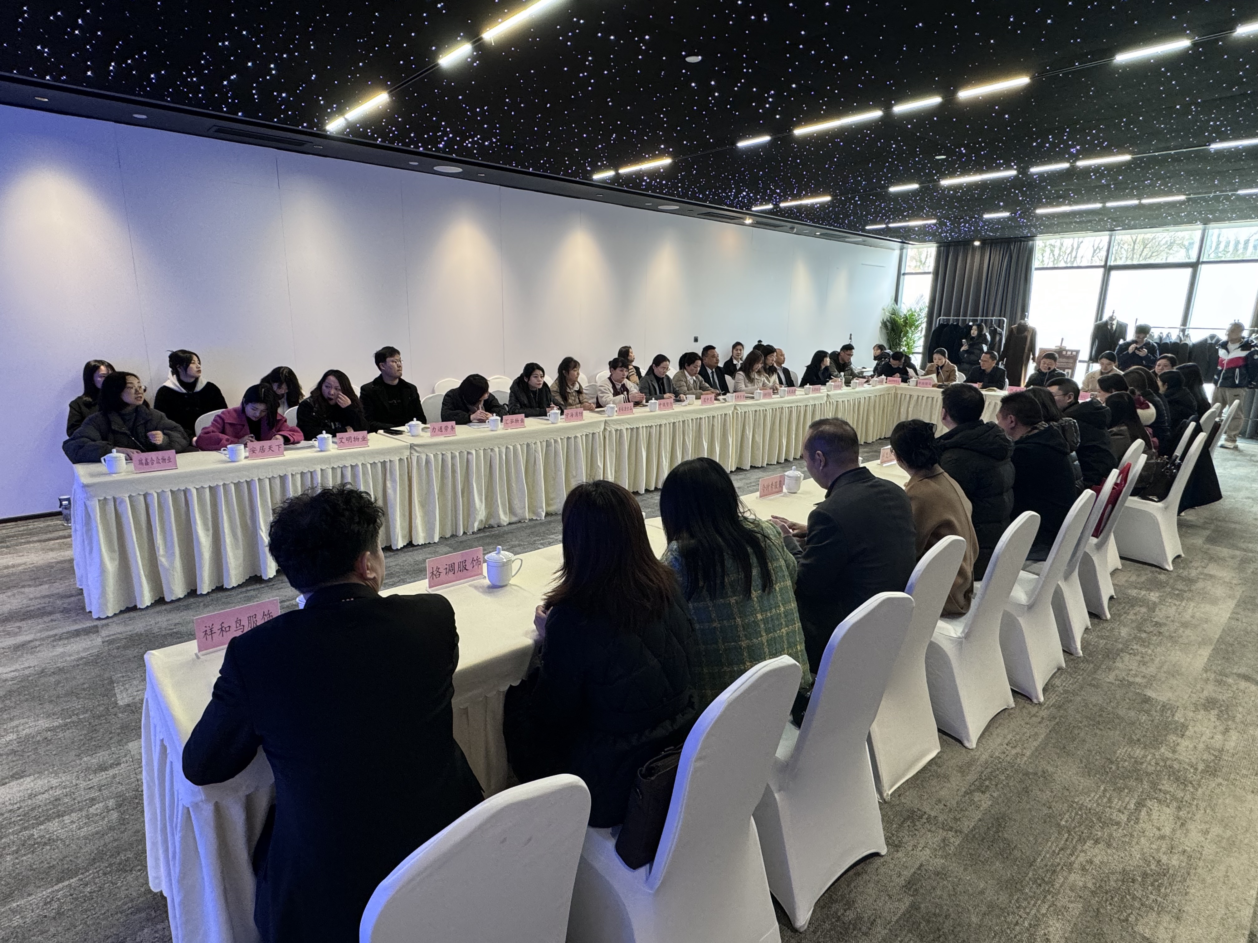 BOB半岛·(中国)官方网站成都市工装供需对接会召开 助力企业精准对接共促发展(图2)