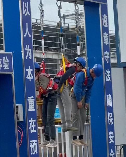 BOB半岛三名工人被(图1)